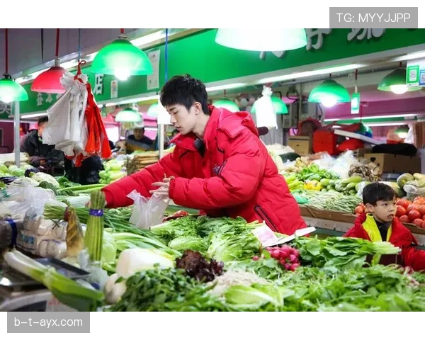 武大靖拎着塑料袋逛菜场，奥运金牌和菜篮子那反差我服了